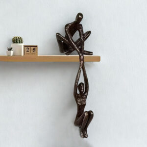 Abstraktní socha páru muže a ženy